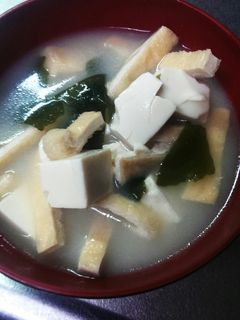 豆腐とワカメの白味噌汁-レシピのメイン写真