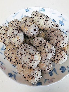 塩麹でキヌア入りおにぎり-レシピのメイン写真