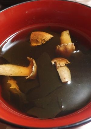 クリフウセンタケとワカメのお吸い物・絶品-レシピのメイン写真