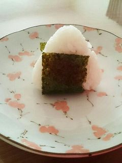 梅干しと鰹節で☆うめおかかおにぎり-レシピのメイン写真