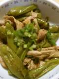 簡単！豚肉と ししとうの胡麻油で甘辛炒め