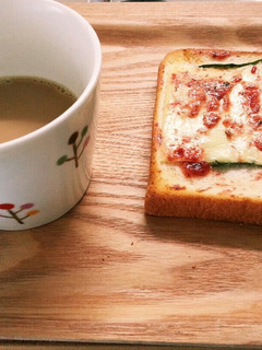 簡単すぎる梅しそチーズトースト-レシピのメイン写真