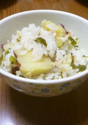 秋冬コラボ♪お芋と大根の葉の炊き込みご飯-レシピのメイン写真
