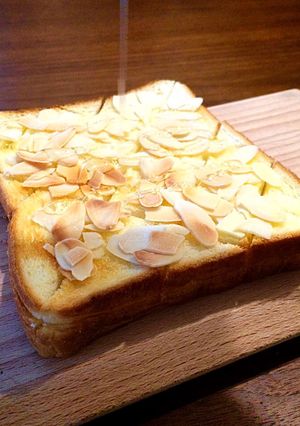 蜂蜜アーモンドの切り込みトースト♪-レシピのメイン写真