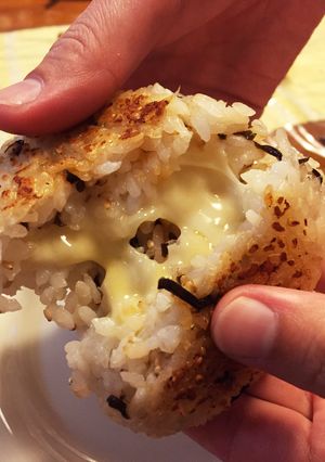 とろ〜りチーズ入り☆焼きチーズおにぎり-レシピのメイン写真