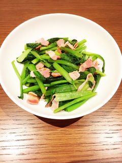 ゴマ油で!小松菜のしゃきっとベーコン炒め-レシピのメイン写真