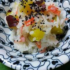 รูปของ カニカマとさつまいもの炊き込みご飯