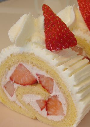 ふわふわストロベリーロールケーキ-レシピのメイン写真