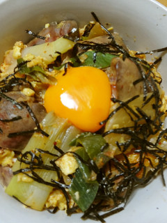ガッツリ食べよう♡レバキムの旨辛とろ玉丼-レシピのメイン写真