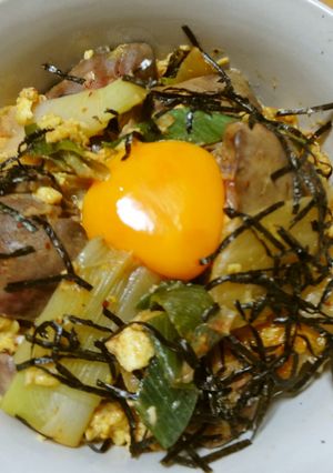 ガッツリ食べよう♡レバキムの旨辛とろ玉丼-レシピのメイン写真
