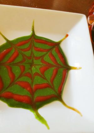 ハロウィン仕様のクモの巣ソース皿-レシピのメイン写真