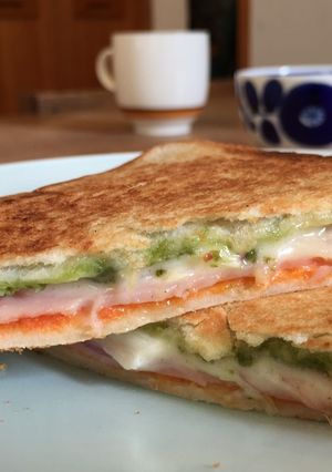 バジル風味のハムチーズホットサンド-レシピのメイン写真