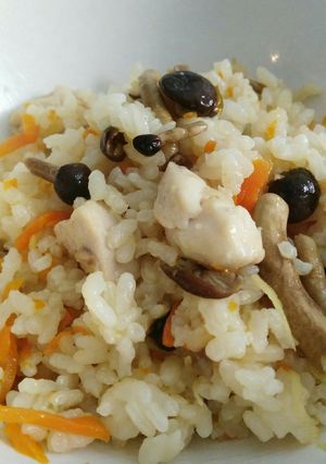 海外でも秋の味覚を！鶏きのこご飯-レシピのメイン写真