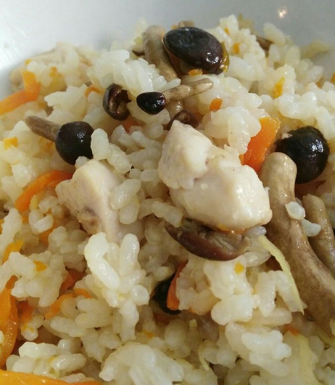 海外でも秋の味覚を！鶏きのこご飯-レシピのメイン写真