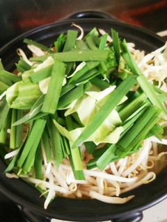 鍋キューブでピリ辛味噌風味モツ鍋-レシピのメイン写真
