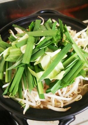 鍋キューブでピリ辛味噌風味モツ鍋-レシピのメイン写真