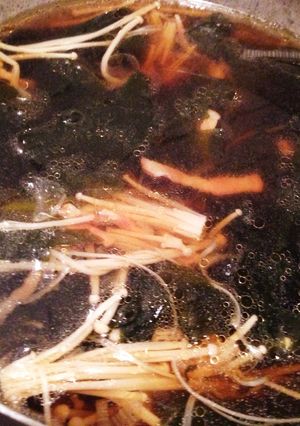 ワカメとエノキとベーコンのあっさりスープ-レシピのメイン写真