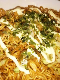 カップ焼きそばに肉や野菜を+してずぼら飯-レシピのメイン写真