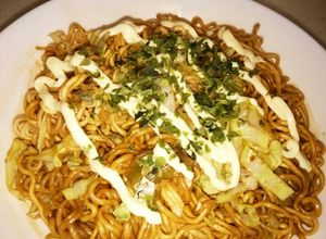 カップ焼きそばに肉や野菜を+してずぼら飯-レシピのメイン写真