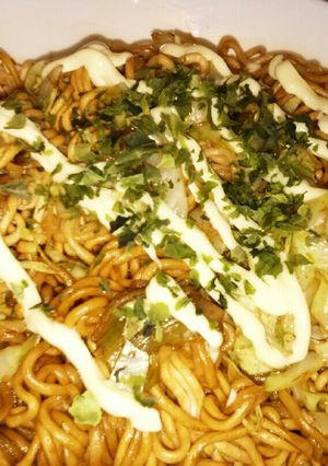 カップ焼きそばに肉や野菜を+してずぼら飯-レシピのメイン写真
