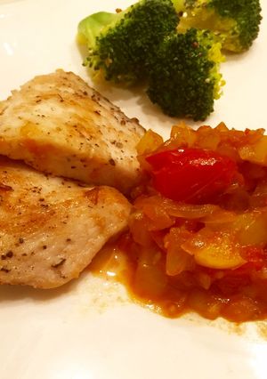鶏胸肉のソテー　トマトパプリカソース添え-レシピのメイン写真
