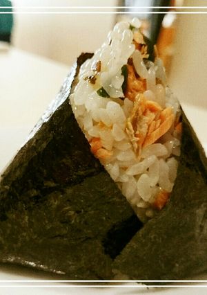 おにぎり100選☆秋鮭とわかめの混ぜご飯-レシピのメイン写真