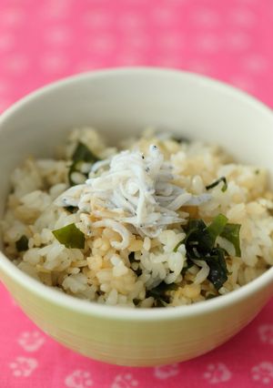 ごま油香るしらすのせ麦入りわかめごはん-レシピのメイン写真