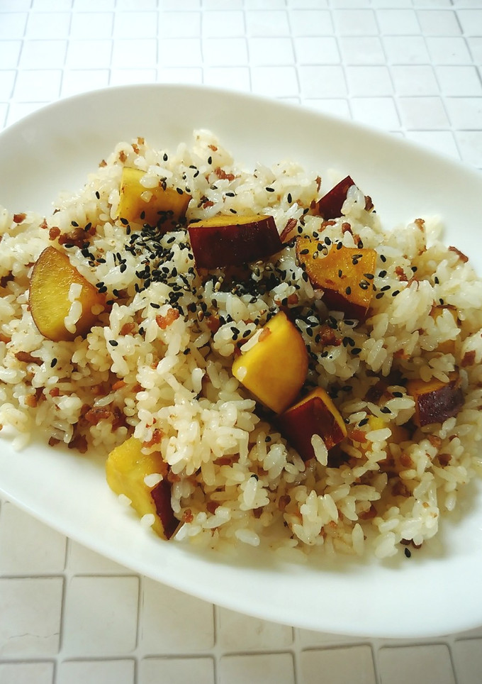 炒めるサツマイモご飯-レシピのメイン写真