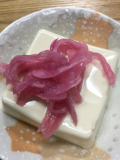 紫玉ねぎの甘酢漬けをのせた冷奴-レシピのメイン写真