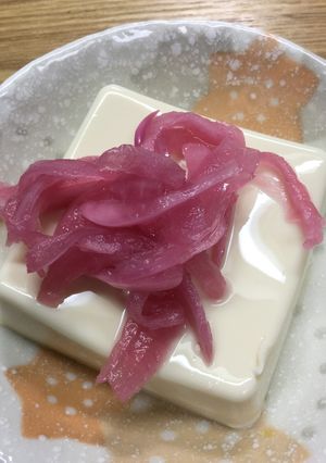 紫玉ねぎの甘酢漬けをのせた冷奴-レシピのメイン写真