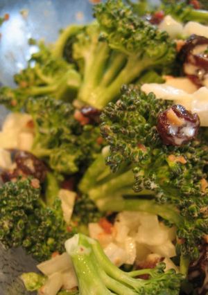 BroccolieRaisinSalad-レシピのメイン写真