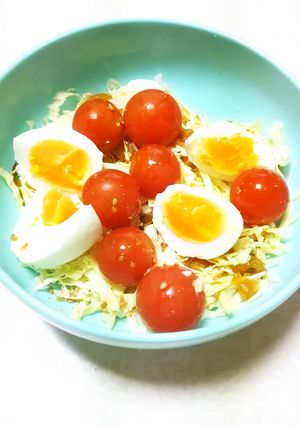 キャベツ福神漬けトマトゆで玉子サラダ-レシピのメイン写真