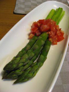  卵 ブロッコリー とうもろこし アスパラガス 玉ねぎ トマト 材料】 アスパラガス…5〜6本 ゆで卵…1個 オリーブオイル…大さじ1/2 塩