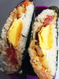 トマトパスタソースと目玉焼きのおにぎらず-レシピのメイン写真