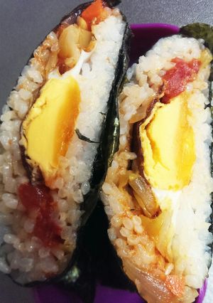 トマトパスタソースと目玉焼きのおにぎらず-レシピのメイン写真