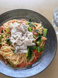 小松菜のトマトパスタ豚しゃぶのせ-レシピのメイン写真