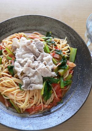 小松菜のトマトパスタ豚しゃぶのせ-レシピのメイン写真