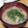 味噌汁:ジャガイモと青ジソ