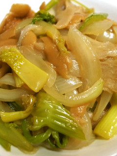 簡単!庄内麩とセロリ、玉葱の炒め煮-レシピのメイン写真