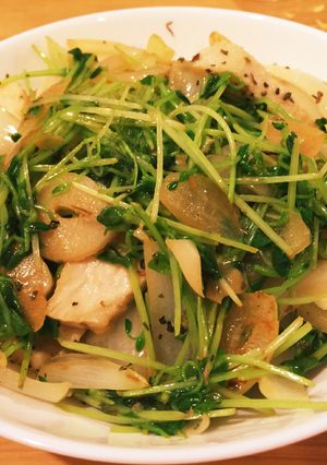 バジルが香る☆玉ねぎと豆苗のバターソテー-レシピのメイン写真