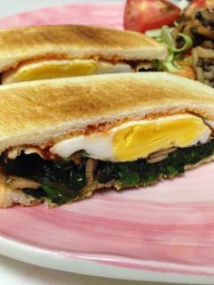 ほうれん草ソテーと目玉焼きサンド-レシピのメイン写真