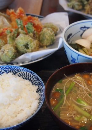 三関のせりとなめこのシンプル味噌汁-レシピのメイン写真