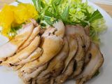 鶏むね肉の糀のピリ辛サラダチキン