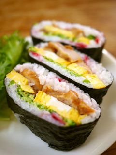 唐揚げと卵&ブロッコリーの梅おにぎらず-レシピのメイン写真