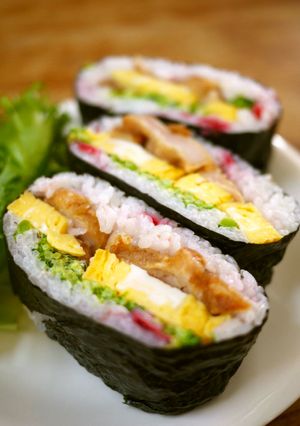 唐揚げと卵＆ブロッコリーの梅おにぎらず-レシピのメイン写真