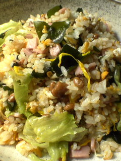 納豆のほかにワカメと食用菊入れちゃった♪-レシピのメイン写真