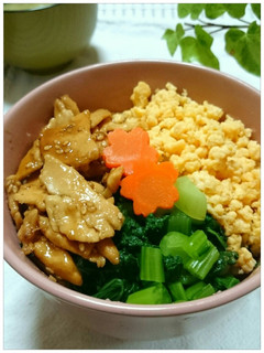 鶏むね肉と小松菜の三色丼☆お弁当にも★-レシピのメイン写真
