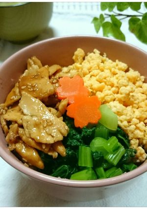 鶏むね肉と小松菜の三色丼☆お弁当にも★-レシピのメイン写真