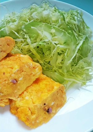 いか塩辛の玉子焼き&キャベツとセロリ添え-レシピのメイン写真