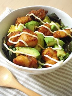 ノンフライ胸肉唐揚げ&アボカドのサラダ丼-レシピのメイン写真